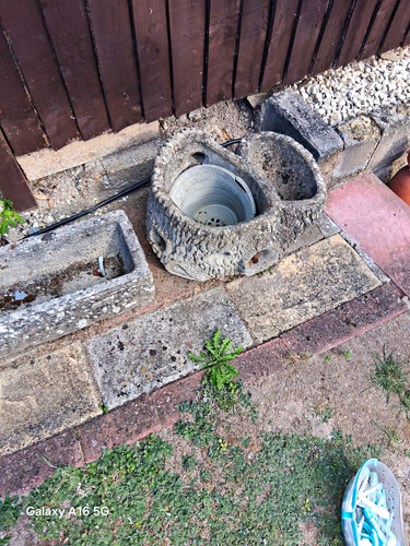 Large grey concrete round - grey,